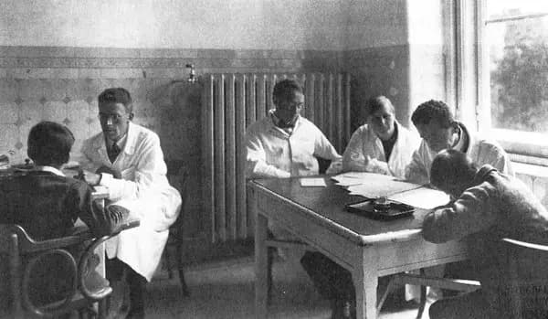 Hans Asperger cu colegi medici evaluand copii in clinica din Viena