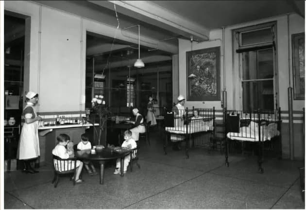 Copii autiști supravegheați de îngrijitori în secția terapeutică, Viena, circa anii 1940